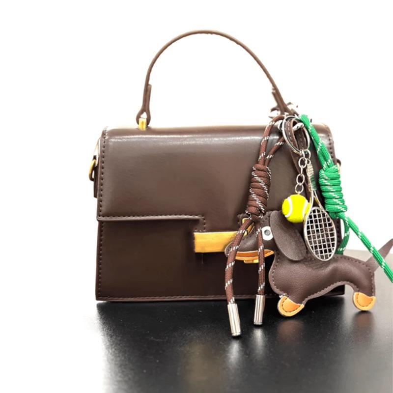 Portachiavi Macramè Bassotto in Pelle: Squisito Ciondolo Borsa Cucciolo di Ruth's Style