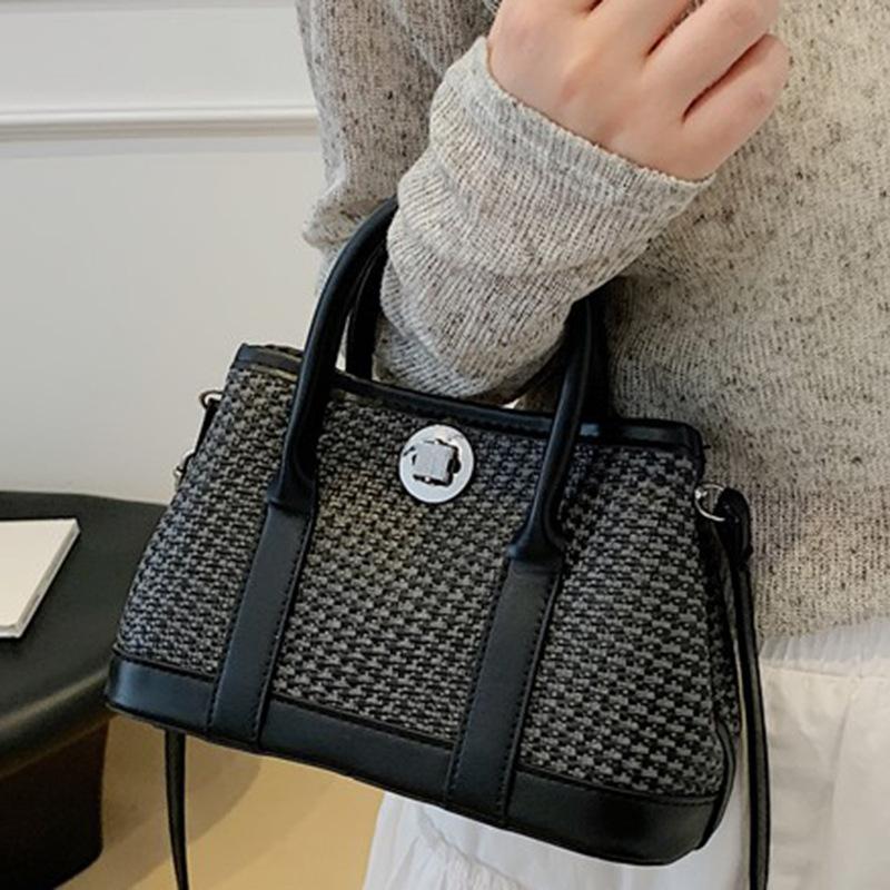 Contrasting color splicing woven handbag women's 2025 summer new retro messenger bag Korean niche design bucket bag