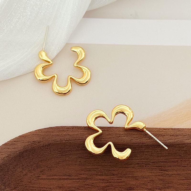 Korean High-End Sweet Flower Earrings with Hollow Design