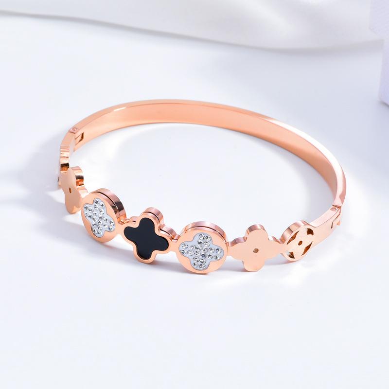 Pulseira de aço inoxidável versátil em ouro rosa, dupla face, trevo de quatro folhas, incrustado com diamantes, design de pulseira aberta, banhado a ouro, não desbota