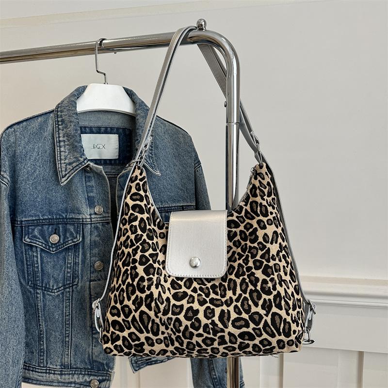 

Korean version of fashionable commuter tote bag women s 2025 autumn and winter new shoulder underarm bag large capacity leopard print backpack серебряный