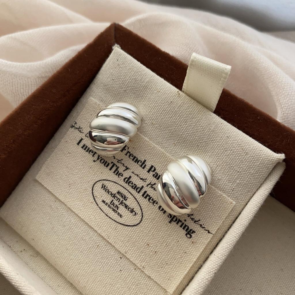 Niche design temperament versatile earrings new trendy earrings women's fashion geometric stripes unique stud earrings women