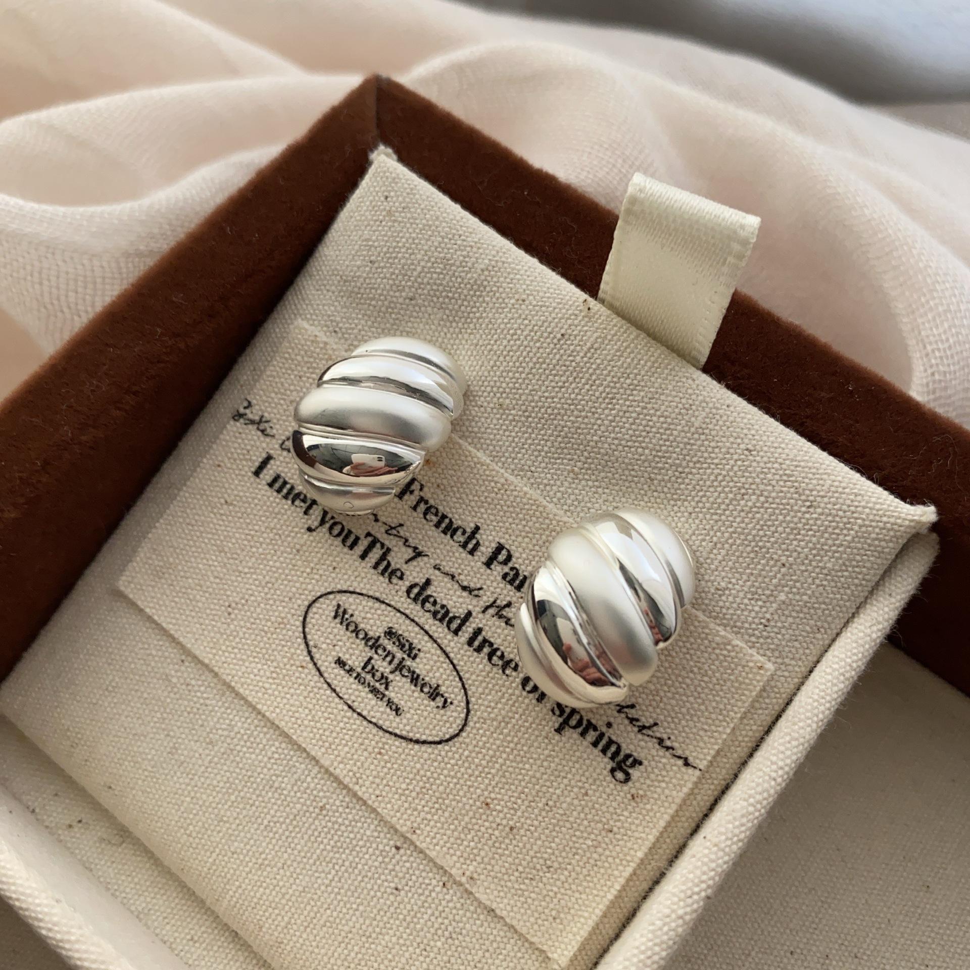 Niche design temperament versatile earrings new trendy earrings women s fashion geometric stripes unique stud earrings women