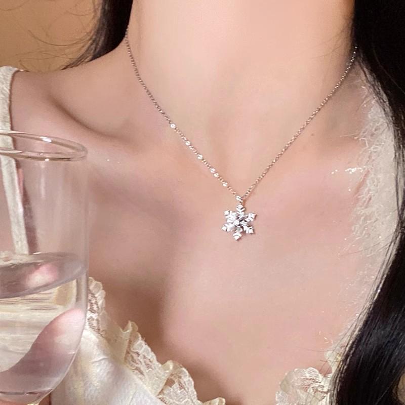 Diamond-encrusted snowflake rotatable titanium steel necklace for women, light luxury niche design, collarbone chain, sweater chain, fashionable