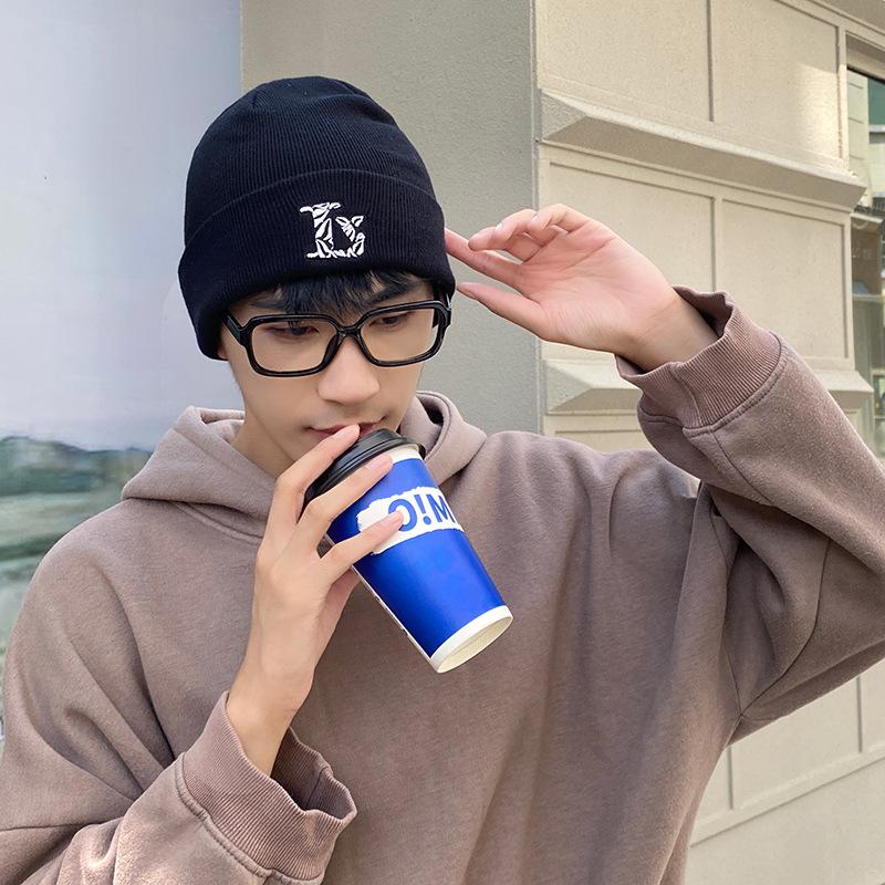 

New LV embroidery knitted hat sports sunscreen men s and women s sun hats autumn and winter duck tongue cold hat wool hat Adjustable темно-синього кольору