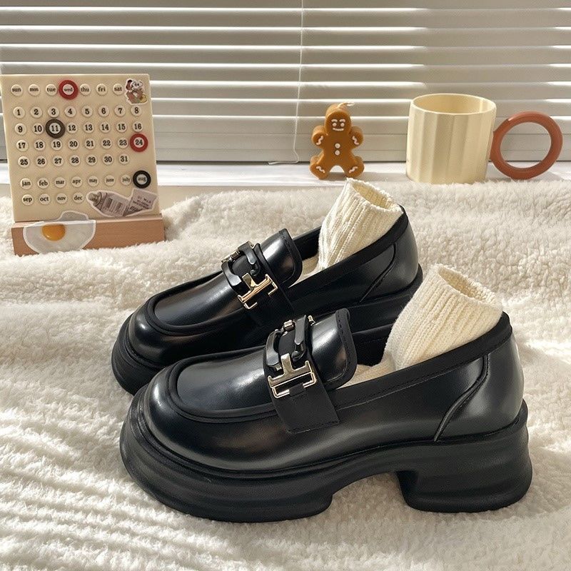 Retro Japanese commuter shoes spring and summer 2025 new fashion flat loafers British style small leather shoes women