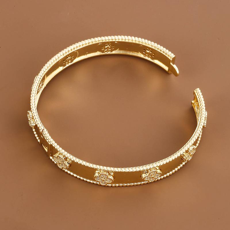 Elegant Four-Leaf Clover Copper Bracelet with Zirconia Inlay - Versatile & Fashionable Everyday Wear
