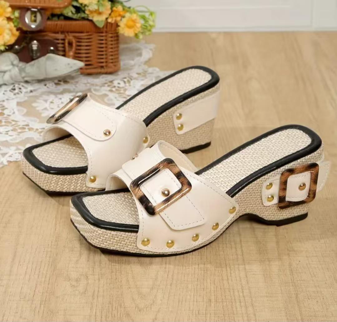 

2025 New Luxury Women s Classic Slippers Summer Exquisite Buckle Metal Buckle Slippers Outdoor Casual Play Beach Cool Slippers 43 белый