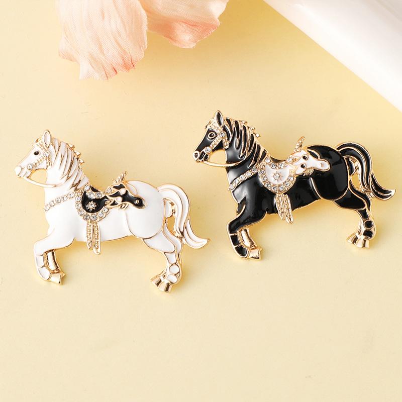 1Pc Horse Brooch Simple Alloy Exquisite Diamond Gift Metal Brooch Clothing Decoration