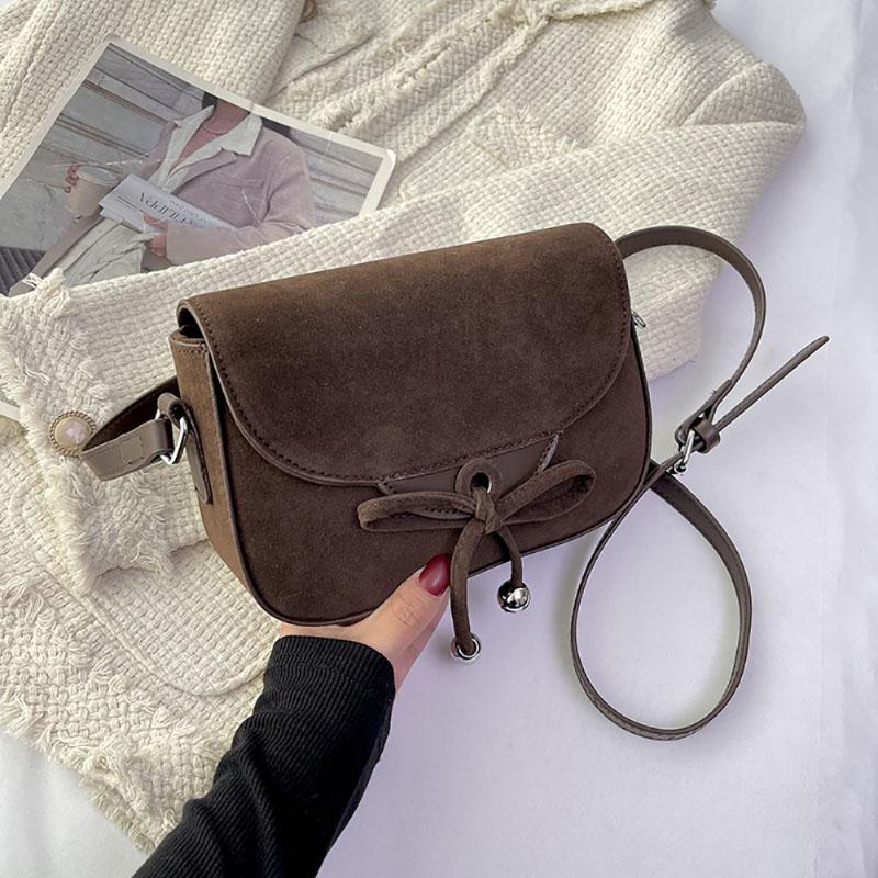 

Модная маленькая квадратная сумка из искусственной замши, новая женская сумка через плечо с бантом, популярная сумка через плечо, корейская текстура, мини-упаковка (20cm<Max Length<30cm)