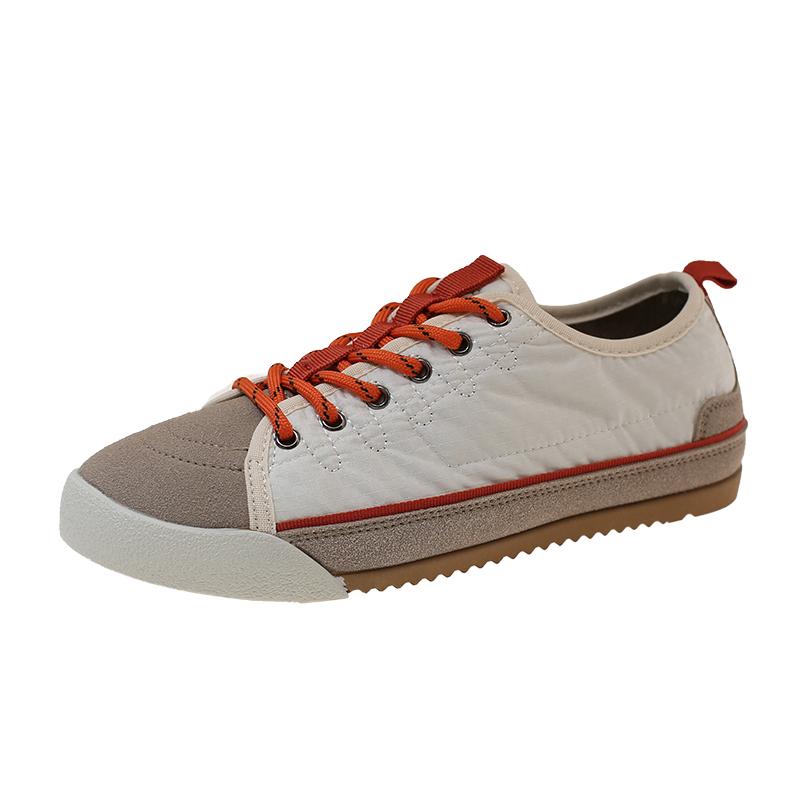 Frühjahr/Sommer 2026: Neue, dünne und modische Damen-Sneaker mit Schnürung – vielseitig kombinierbar, mit weicher Sohle und farblich abgestimmten Details.
