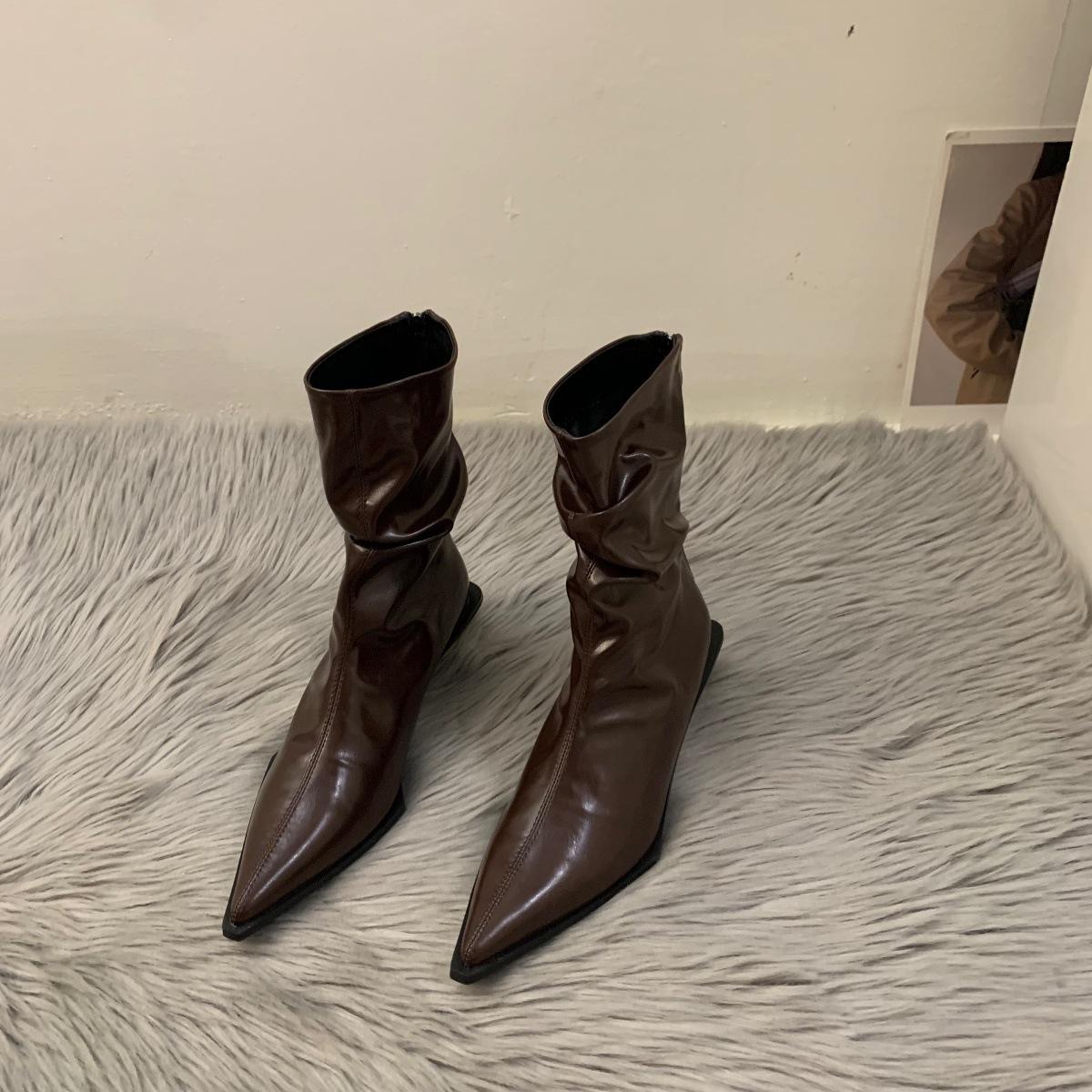 

Французский темперамент высокие каблуки тонкие короткие сапоги женская обувь 2024 новые коричневые осенне-зимние бархатные остроносые сапоги маленькие голые сапоги 39 темно-коричневого