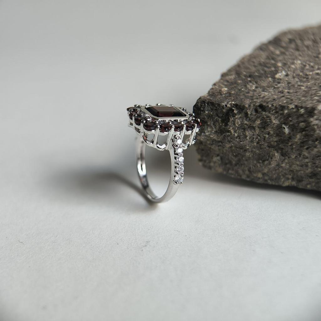 Серебряное кольцо с натуральным гранатом 5.492ct, вес изделия 5,68 гр (2181378)
