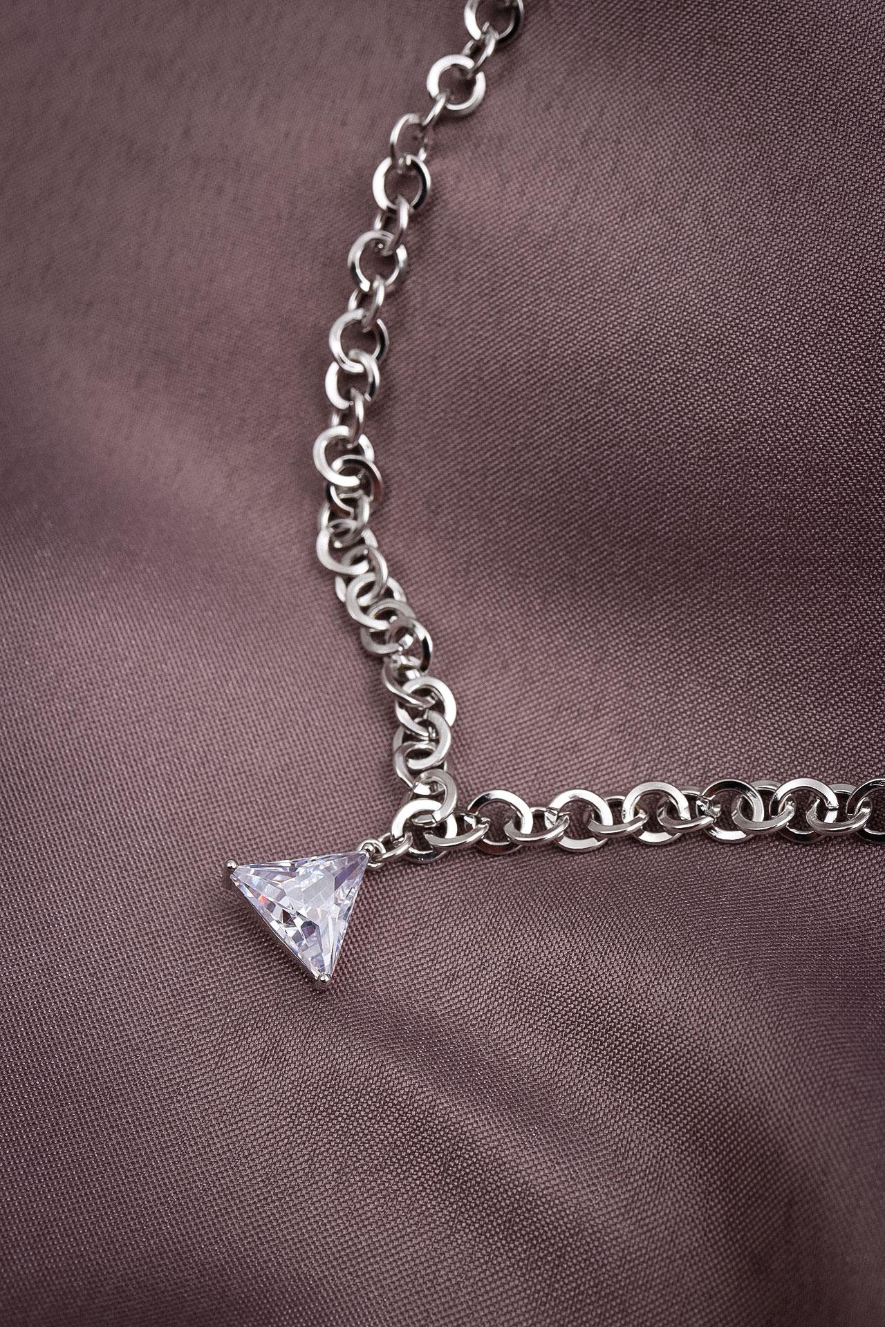 

Ожерелье-цепочка серебряного цвета с треугольным камнем и одним камнем