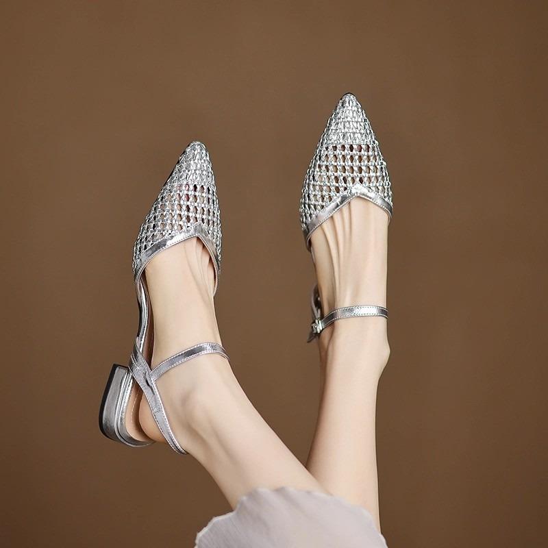 

Мода 2025 Темперамент Ретро Вырез Дышащие Босоножки Баотоу Женские Летние Новые Туфли с Острым Носком Модные На Низком Каблуке 40 серебряный