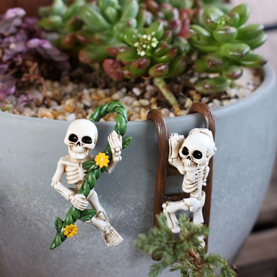 2 Pcs Funny Climbing Skeleton Statues Small Resin Skeleton Planter Hugger for Flowerpot Patio Balcony Porch Yard Lawn Garden Halloween Decor