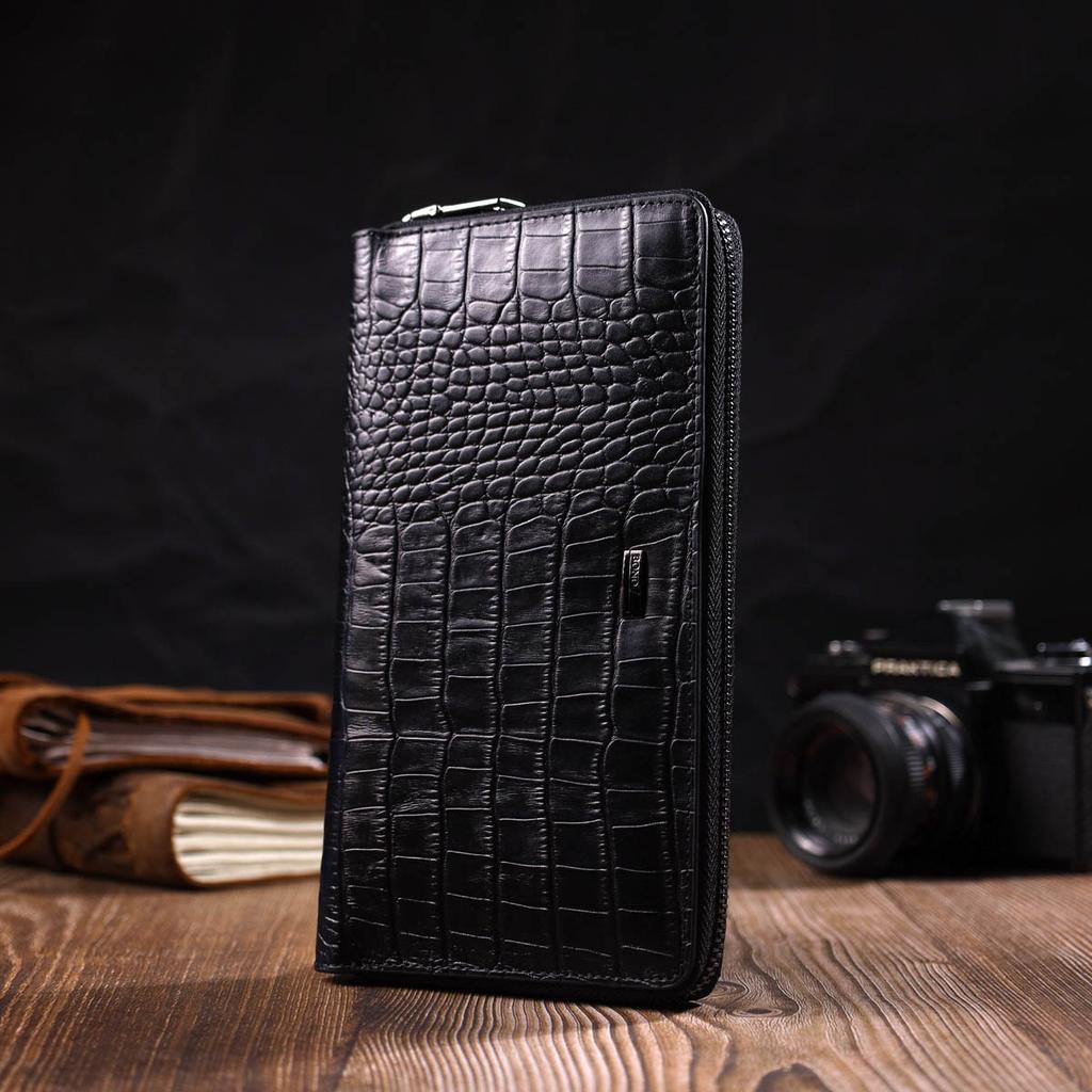 En solid herreclutch med ett rom laget av ekte skinn med krokodillepreging BOND-WALLET 22030 Black