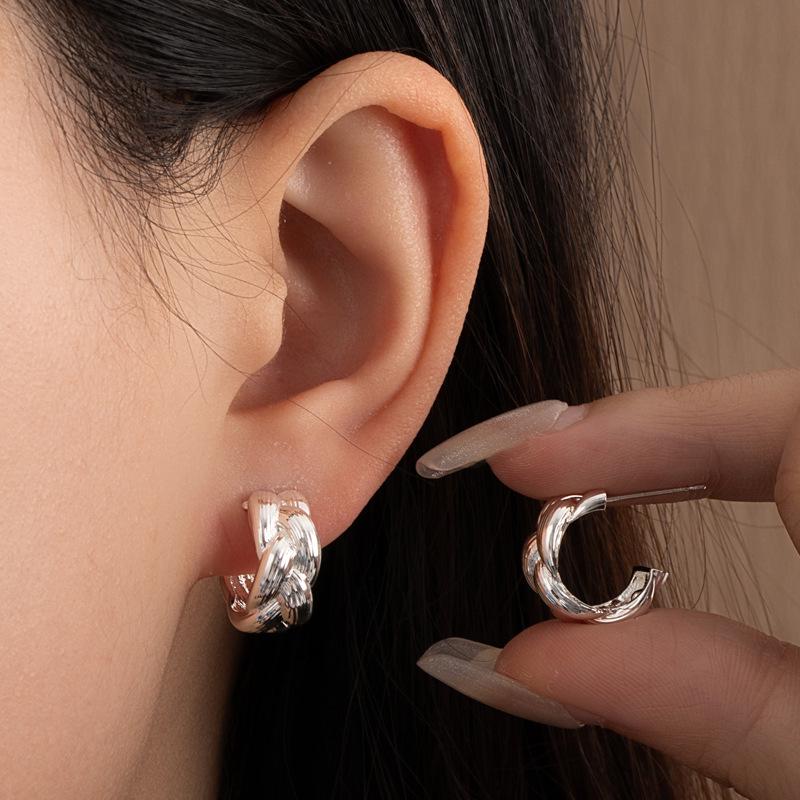 Silver Needle Geometric Heart Hoop Earrings - Retro & High-End Style for a Bold Look