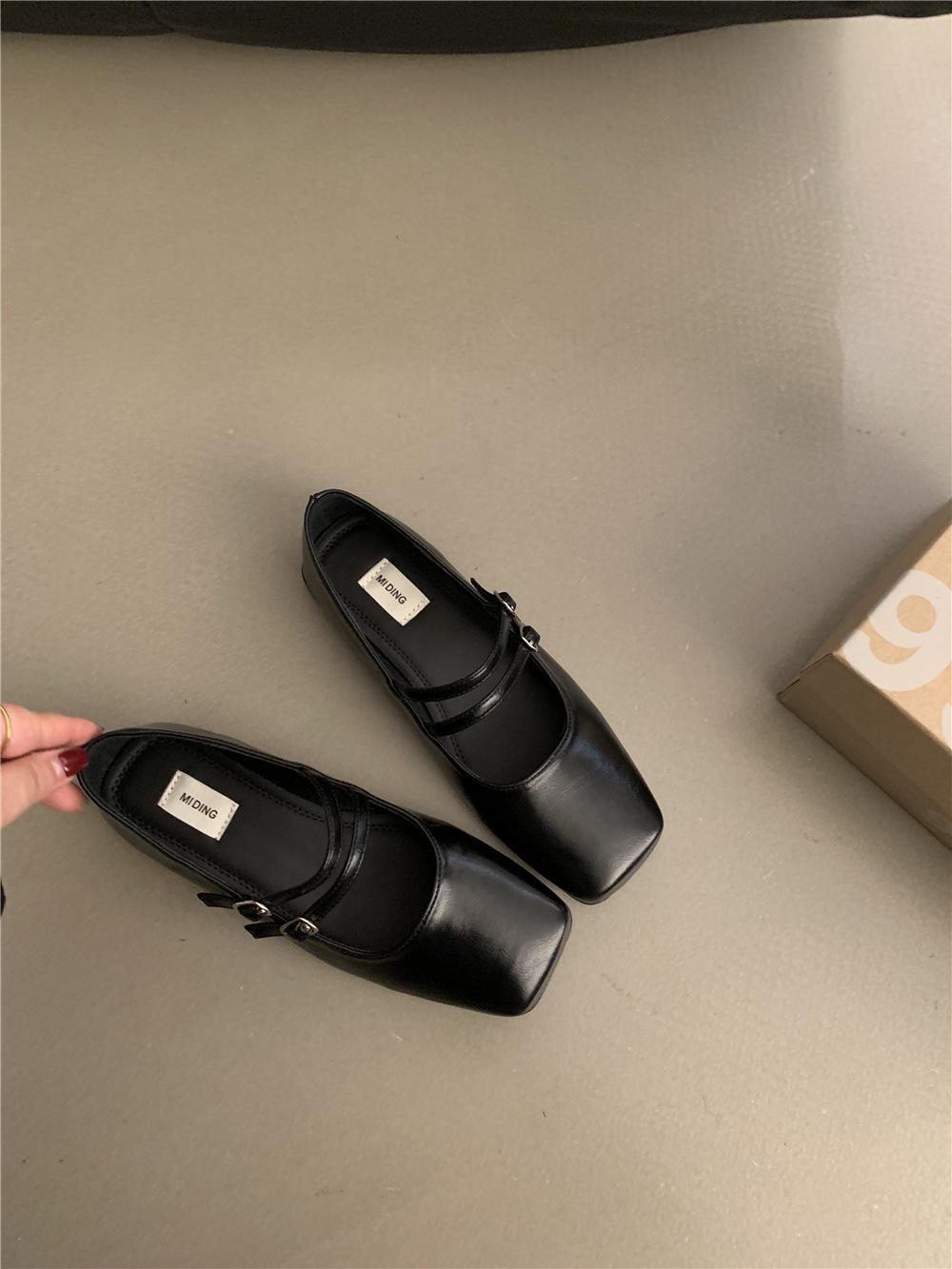 

French evening breeze silver single shoes female 2025 new spring and autumn flat temperament fairy square head light mouth Mary Jane shoes 35 чёрный