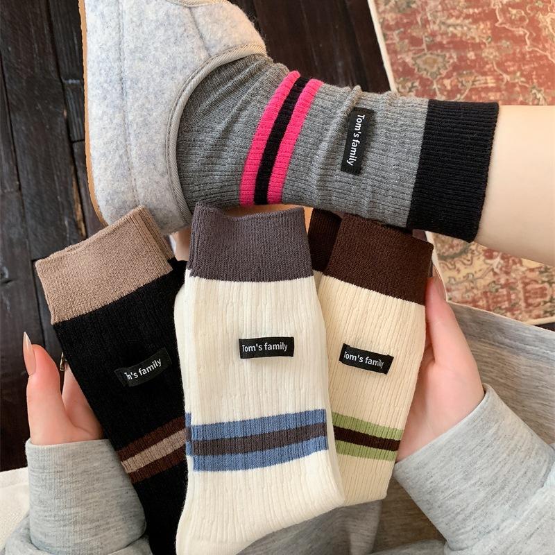 Color-blocking Striped Fabric Label Mid-calf Socks for Women's Trendy, Fashionable and Sporty Outerwear in Autumn and Winter. Pile Socks