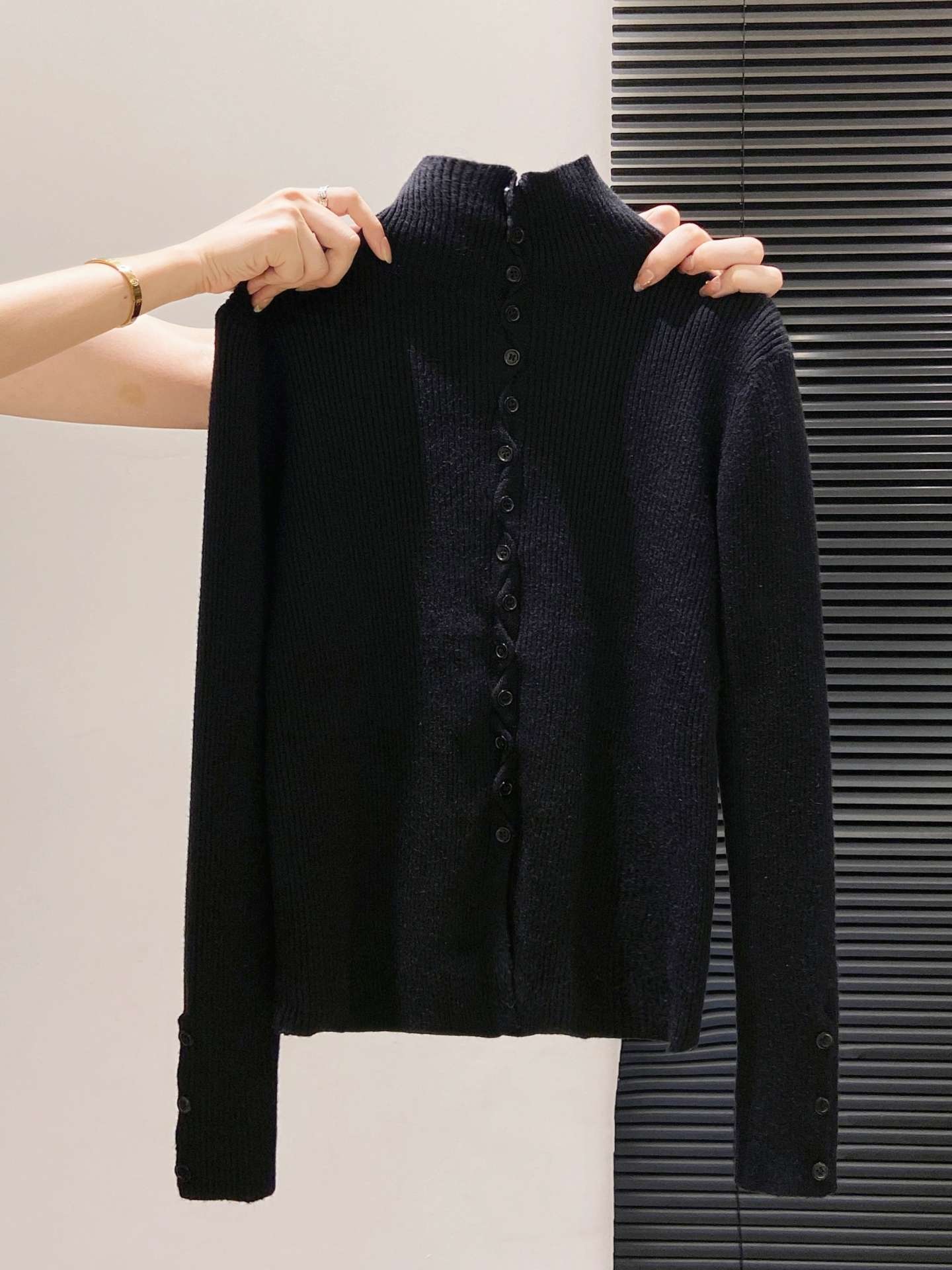 

Single-breasted knitted cardigan jacket women s autumn and winter new stand-up collar sweet front shoulder inner top soft waxy sweater L чорний