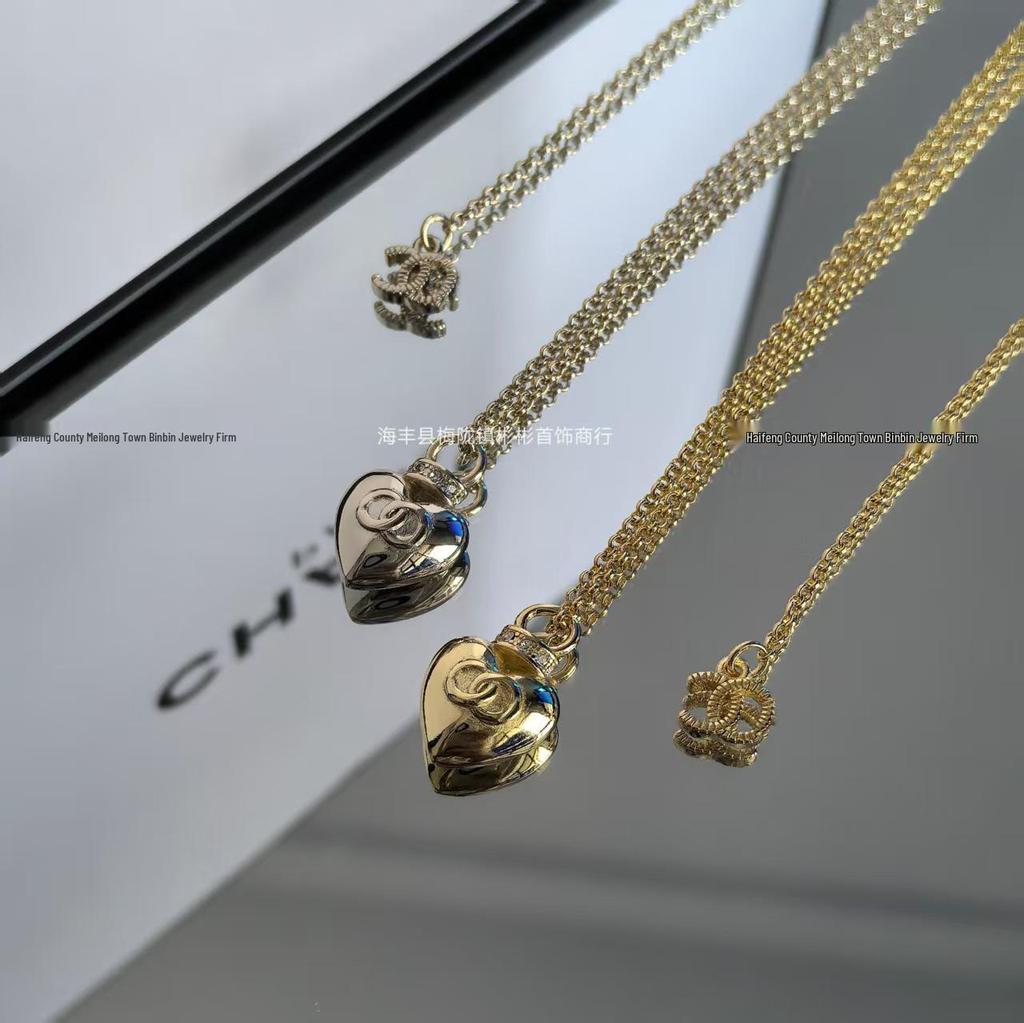 Neue Herz Perlen Strass Choker Halskette mit Doppel C Logo und Diamantkette