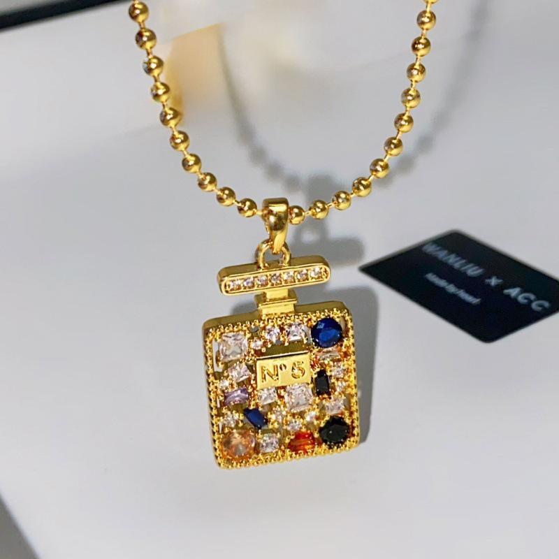 

Роскошный набор ожерелья-подвески в виде флакона духов с цирконом и серег