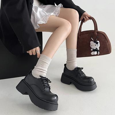 Mocassino versatile retrò in stile britannico marrone con plateau, scarpe piccole in pelle da donna autunno e inverno 2025 nuove scarpe singole francesi con tacco grosso