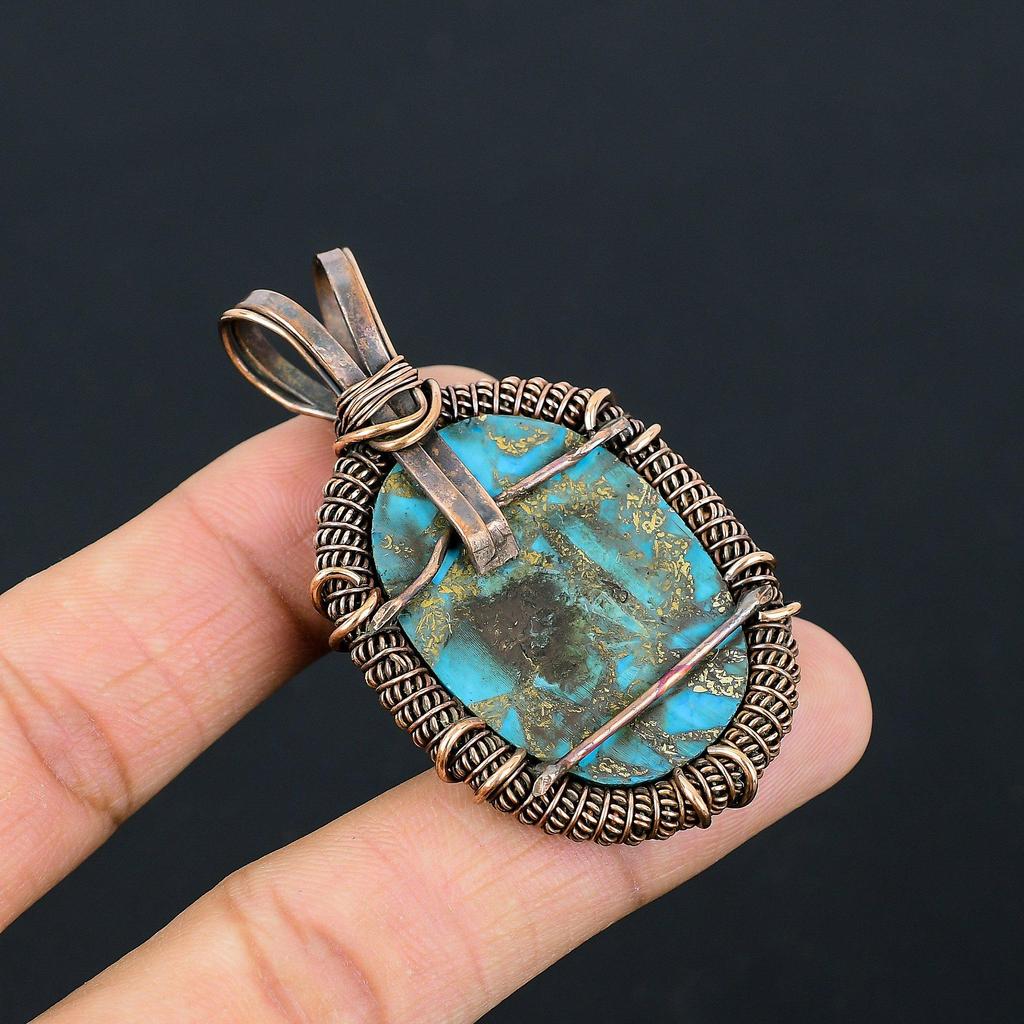 Pingente de fio de cobre puro envolto em pedra preciosa turquesa de cobre feito à mão