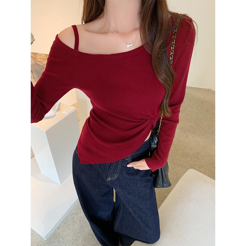 Roter schräger schulterfreier Langarmpullover für Damen im Herbst und Winter mit Twist-Taille und plissiertem Design oben und Unterhemd