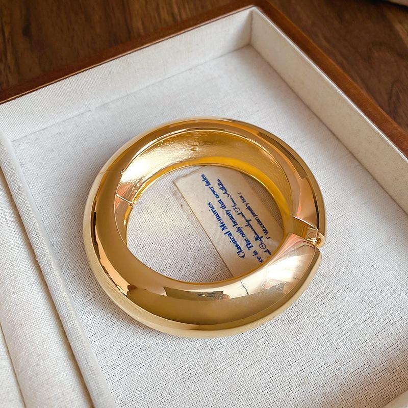 Schickes High-End-Metallarmband: Eleganter, Einzigartiger und Mutiger Damenschmuck