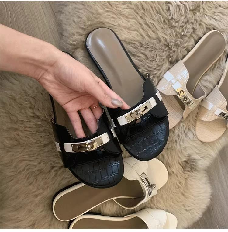 

New open-toed crocodile pattern patent leather metal buckle flat-bottomed slippers for women wearing one-word beach sandals in summer 35 чорний