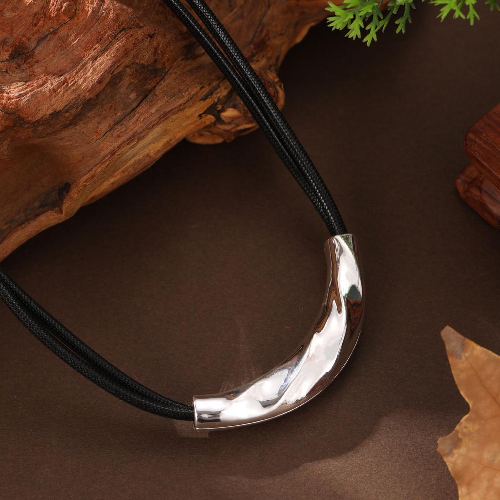 New smooth irregular crescent moon leather rope necklace, women's retro high-end crescent neck necklace