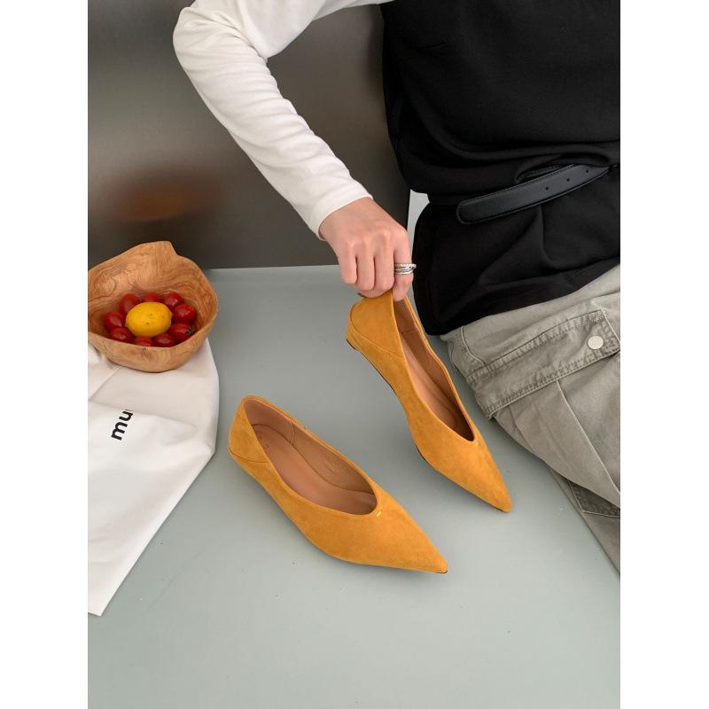 

2025 новые замшевые тонкие мягкие подошвы удобные остроносые туфли на плоской подошве простые с неглубоким вырезом на низком каблуке женские туфли 39 жёлтый