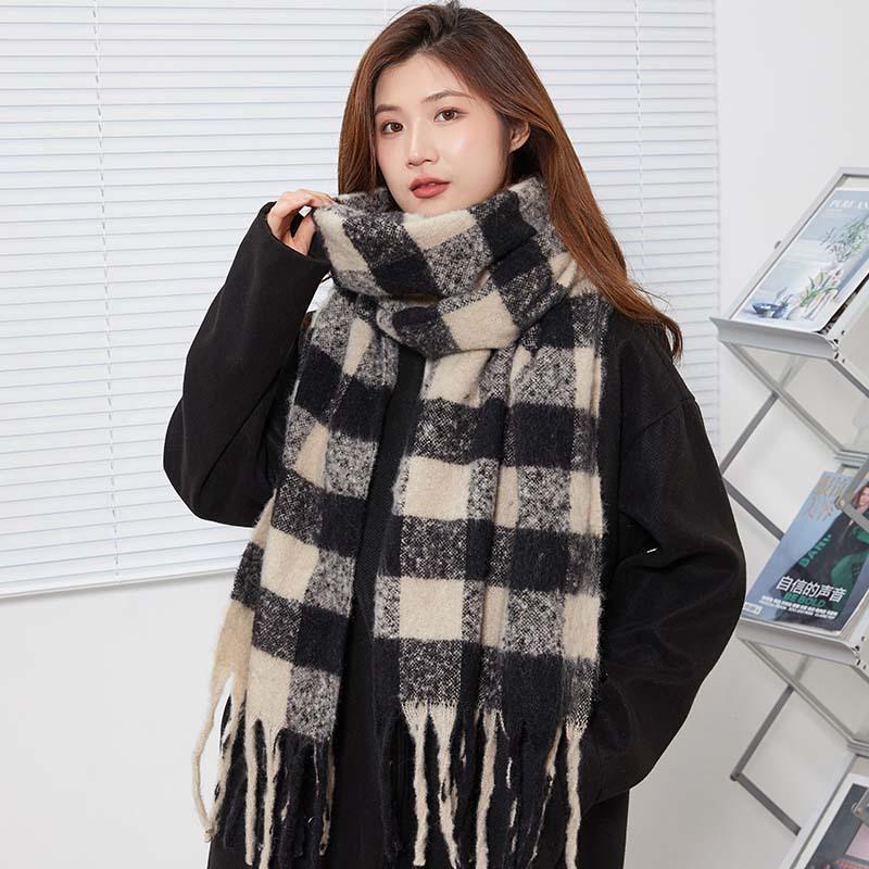 Sweet warm scarf women's winter small plaid black mig scarf fashion outfit