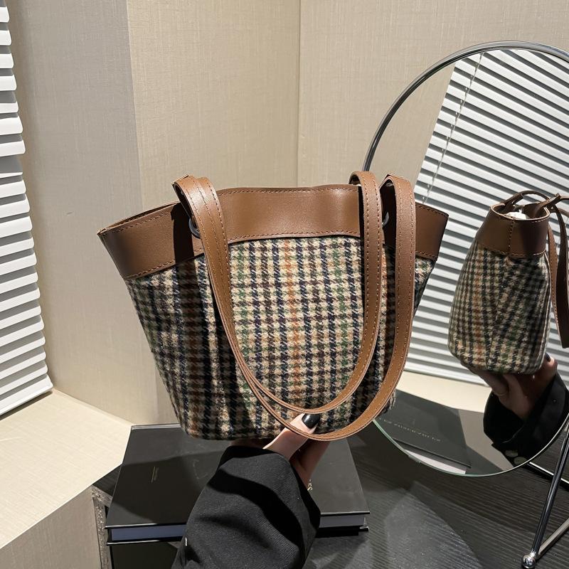 2025 winter new niche single shoulder armpit bag fashion commuter personality trend bag portable leisure bucket bag