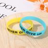 Geschenke Silikon Armband Teenager Leuchtendes Gummiarmband Sport Manschette Armreif Männer Frauen Niemals Aufgeben