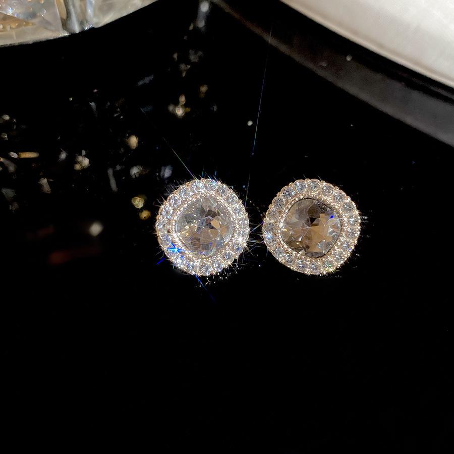 

Набор: Ожерелье и серьги с геометрическими стразами Серебряная игла