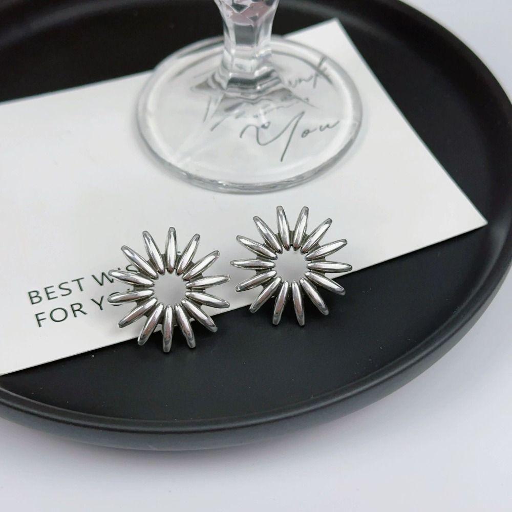 Exaggerated Floral Stud Earrings Elegant Retro Earrings Stylish Statement Jewelry  for Women