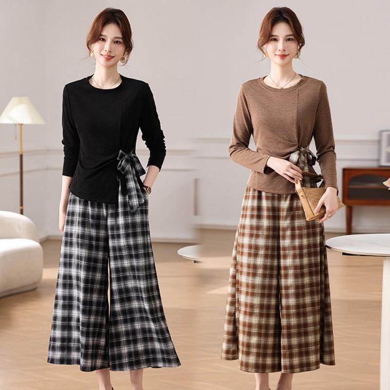 Elegant Spring Suit Set for Middle-Aged Women: Long Sleeve Top & Plaid Trousers Two-Piece.