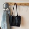2025 tote bag new fashion woven pattern bag women's simple daily commuter bag large capacity mother and child shoulder bag