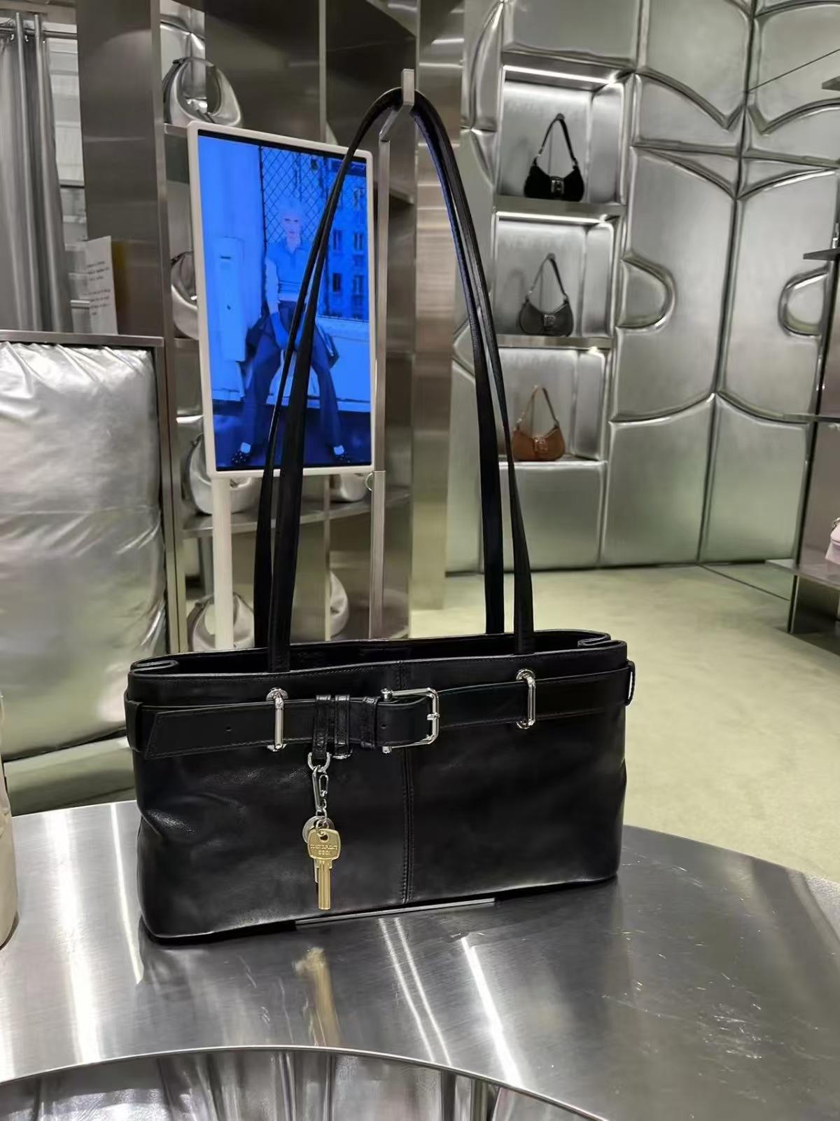 

Korean blogger, the same underarm locomotive bag for women, niche high-end key, belt buckle, single shoulder portable small square bag. чёрный