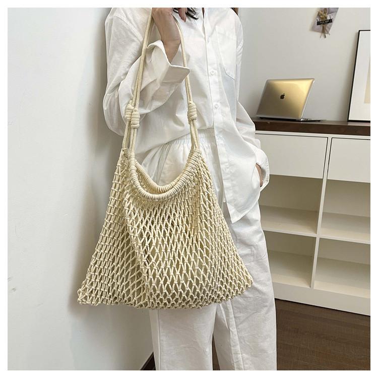 IELGY One Shoulder Large Capacity Hollow Straw Vacation Tote Bag