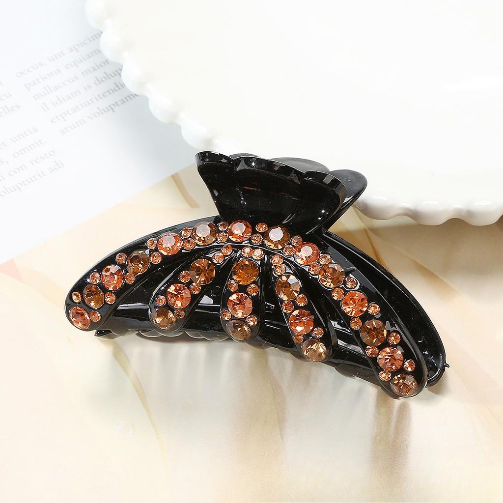 Large Clip Hairpin, with A Girl's Hairstyle, At The Back of The Head, with A Washcloth Pattern, with A Clasp To Hold The Loose Hair Together.
