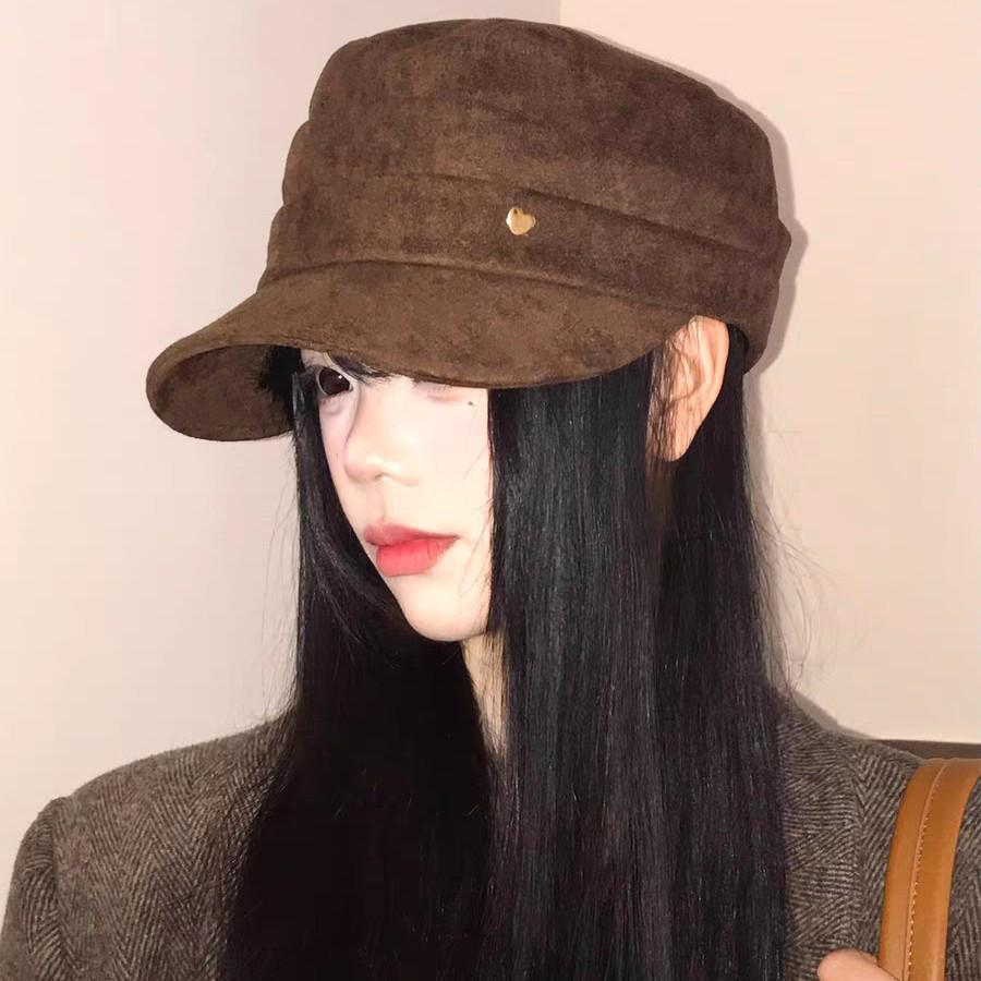 Korean Brown Equestrian Style Women's Flat Top Suede Cap - Face Slimming, Versatile for Spring and Autumn.