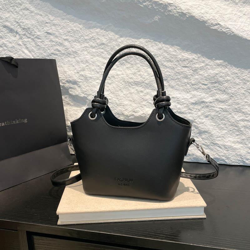 

New spring and summer fashion versatile commuter shoulder messenger bag popular texture women s bag portable bucket bag чёрный