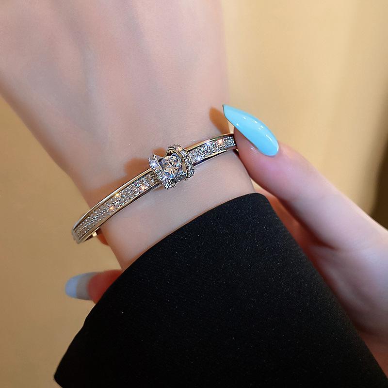 Elegantes Zirkon Buchstaben Blumen Armband: Hochwertiger vielseitiger Armreif für Damen