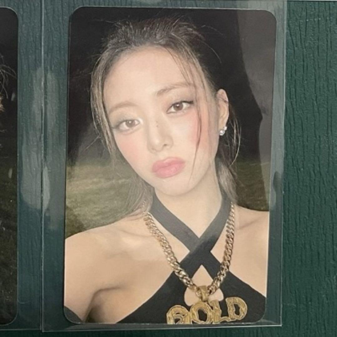 

[USED] ITZY Yuna GOLD Starriver Pre-order Limited Edition Necklace Trading Card