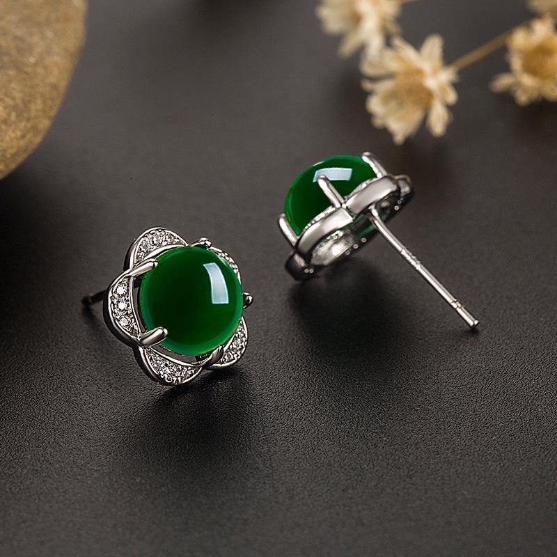 Elegante grüne Chalcedon- und Diamant-Zirkon-Pflaumenblüten-Ohrringe