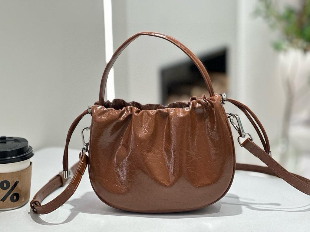Borsa da donna 2025 primavera ed estate nuova borsa in pelle pieghettata portatile borsa a tracolla a catena sotto il braccio borsa a spalla a nuvola